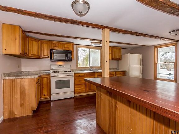 Beautiful eat-in kitchen