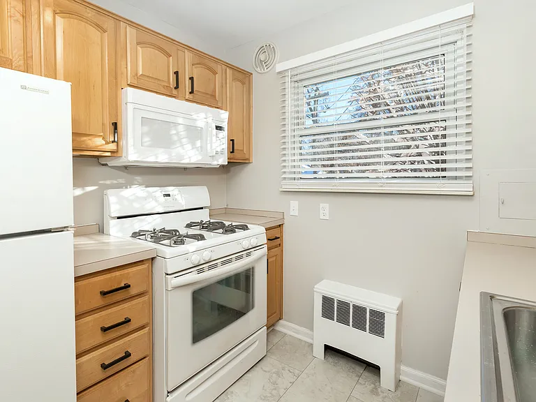 2817 W Thirteen Mile Rd — Photo 4