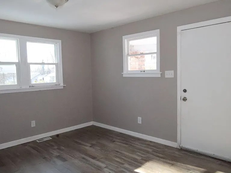 5460 Hamilton Ave — Photo 3