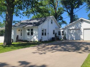 2612 27th St SW, Cedar Rapids, IA 52404