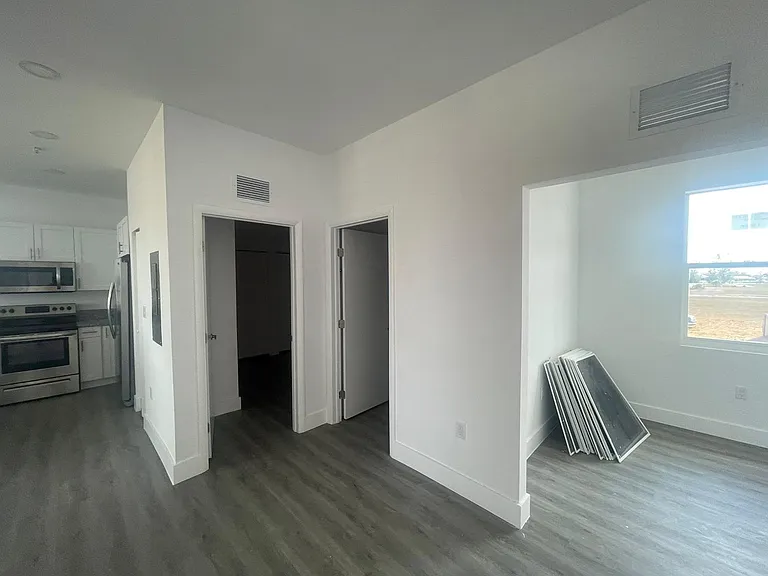 275 SW 4th St #220 — Photo 28