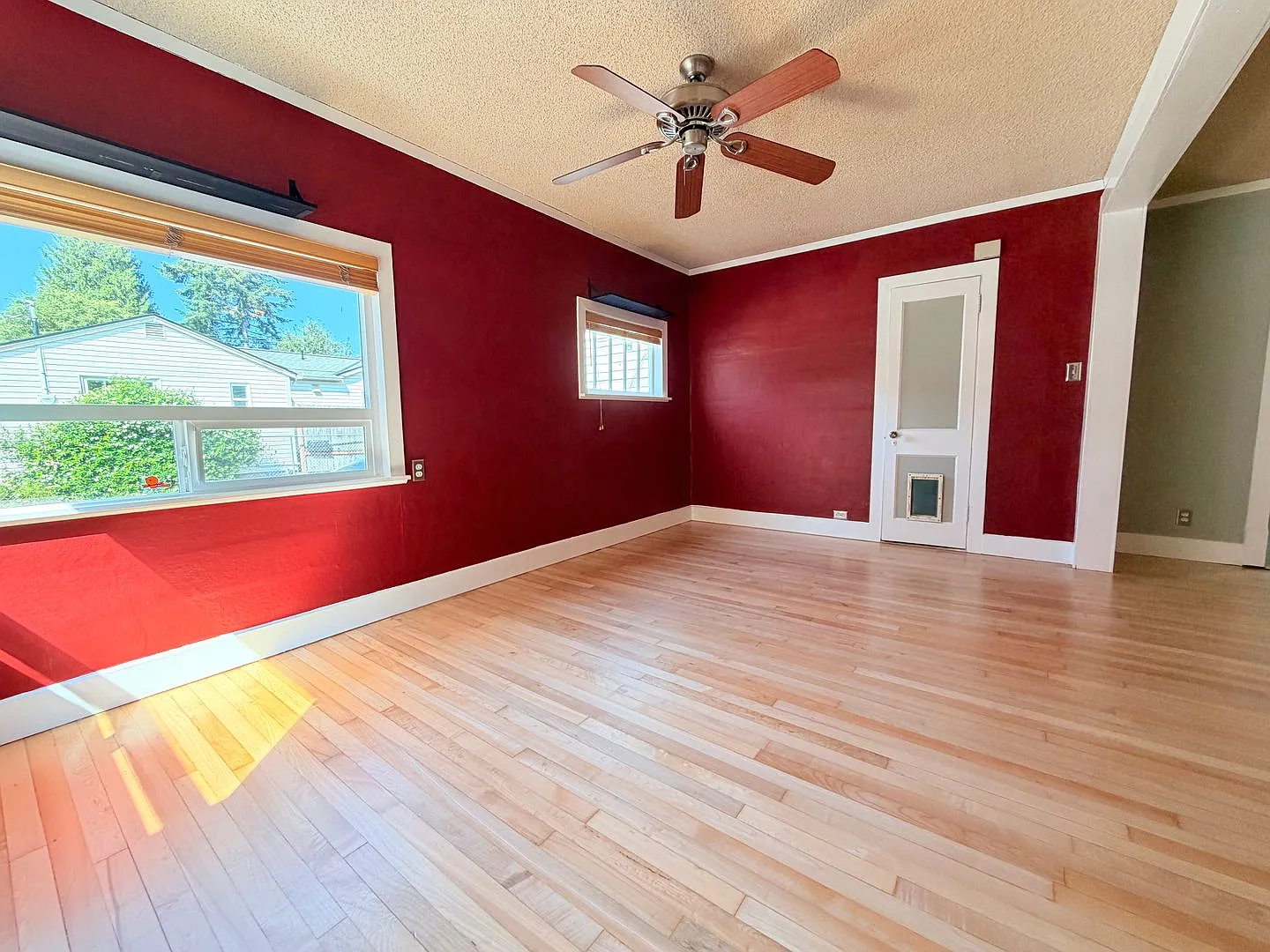 Charming 3 Bed, 2 Bath Bungalow in Delridge! — Photo 4