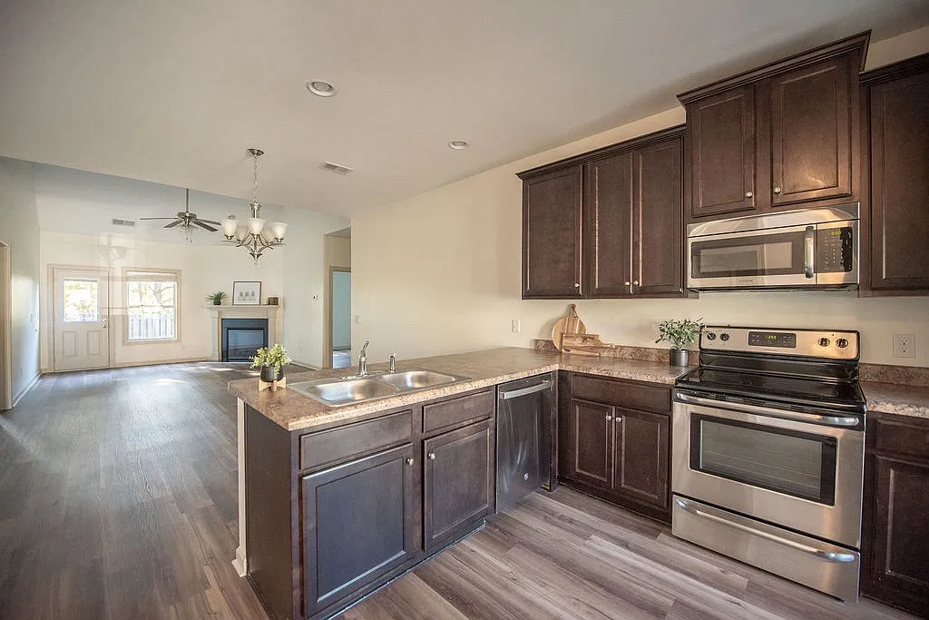 3 bed, 1408 sqft, $1,650 — Photo 2