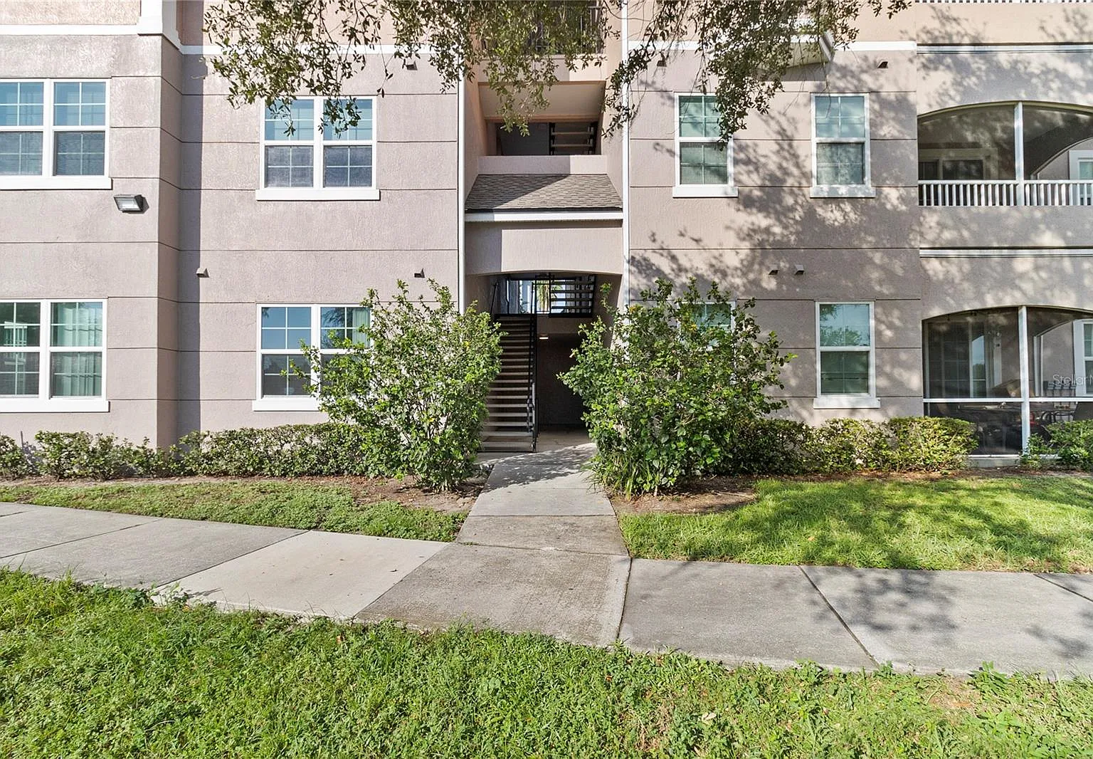 3 bed, 1387 sqft, $1,950 — Photo 1
