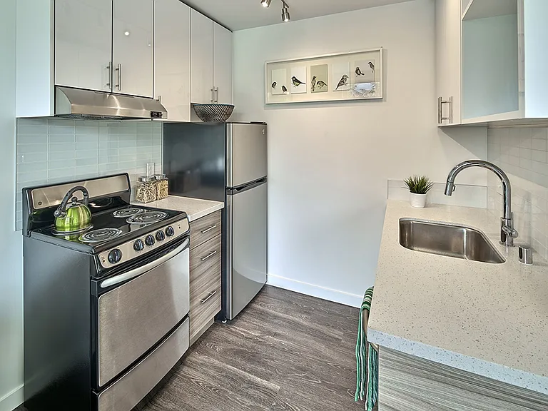 Hamilton- Your Bright, Modern City Home! — Photo 6