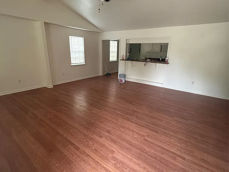 1315 Sycamore Ave — Photo 2