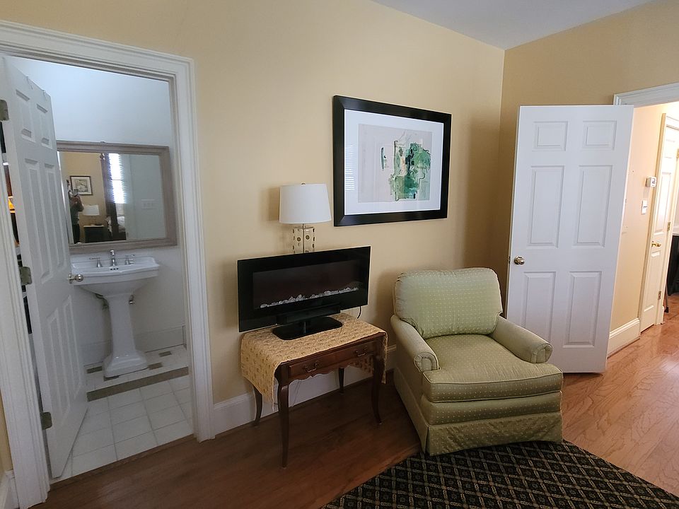 Large king bedroom with a sitting area. Hardwood floors thru out.