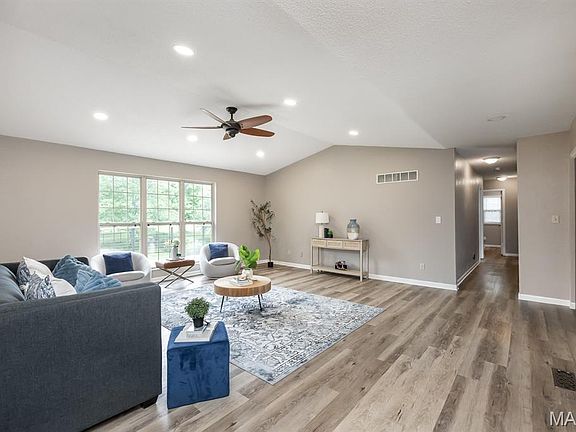 4th image of 10 Ryan Cir