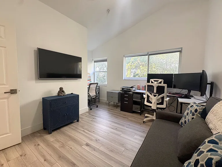 454 SW 5th Ave — Photo 9