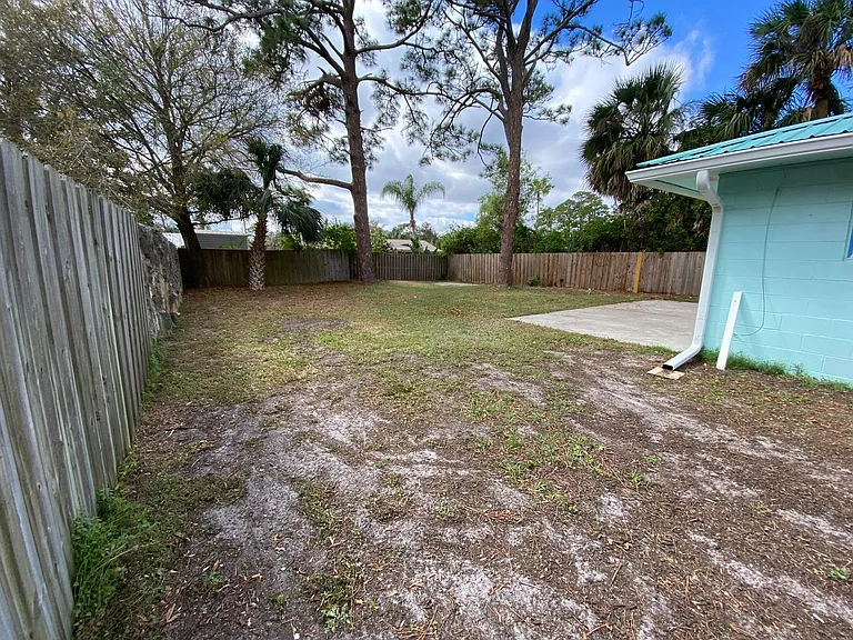 2642 Chester Ave — Photo 10
