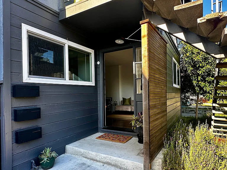 450 42nd St #B — Photo 2