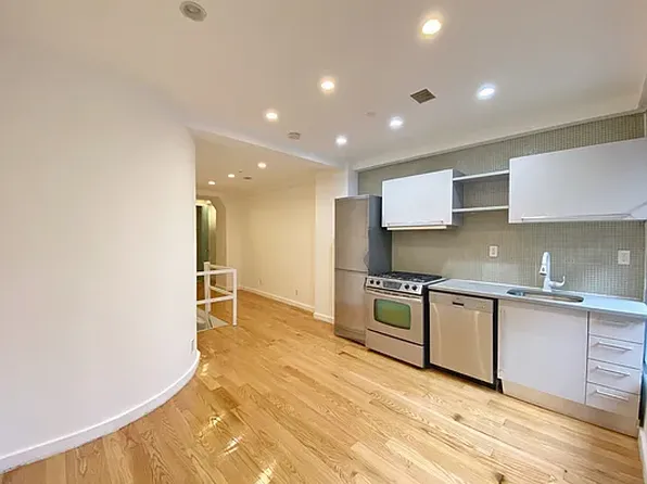 90 Clermont Avenue image 2 of 9