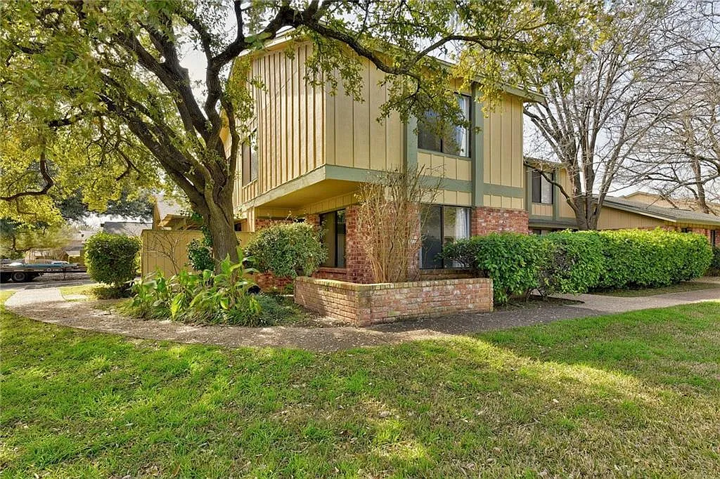 3 bed, 2.5 bath, 1332 sqft, $1,450 — Photo 2