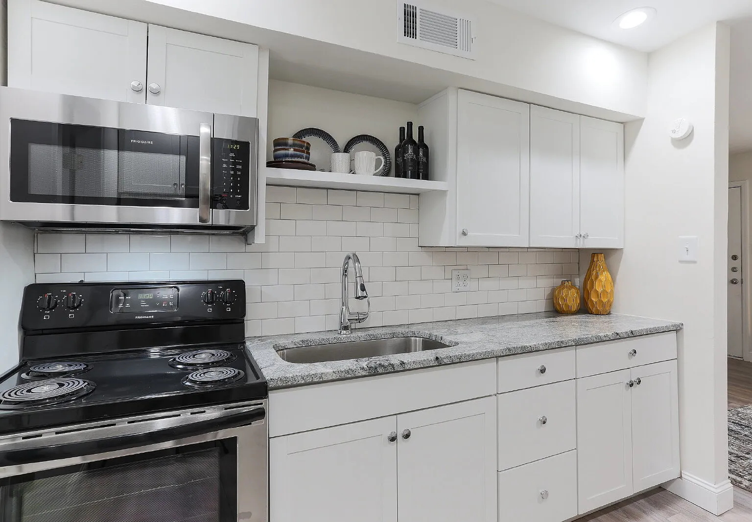 1 bed, 1.0 bath, 550 sqft, $995 — Photo 1