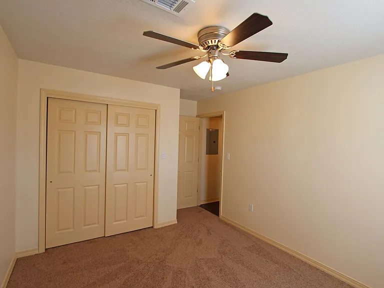 211 Chevy Chase Dr — Photo 11