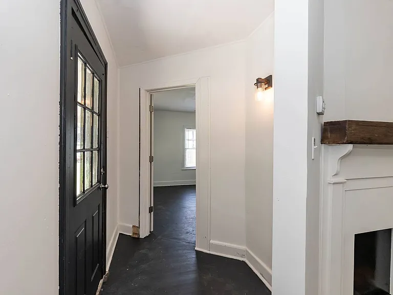 930 Elm St — Photo 8