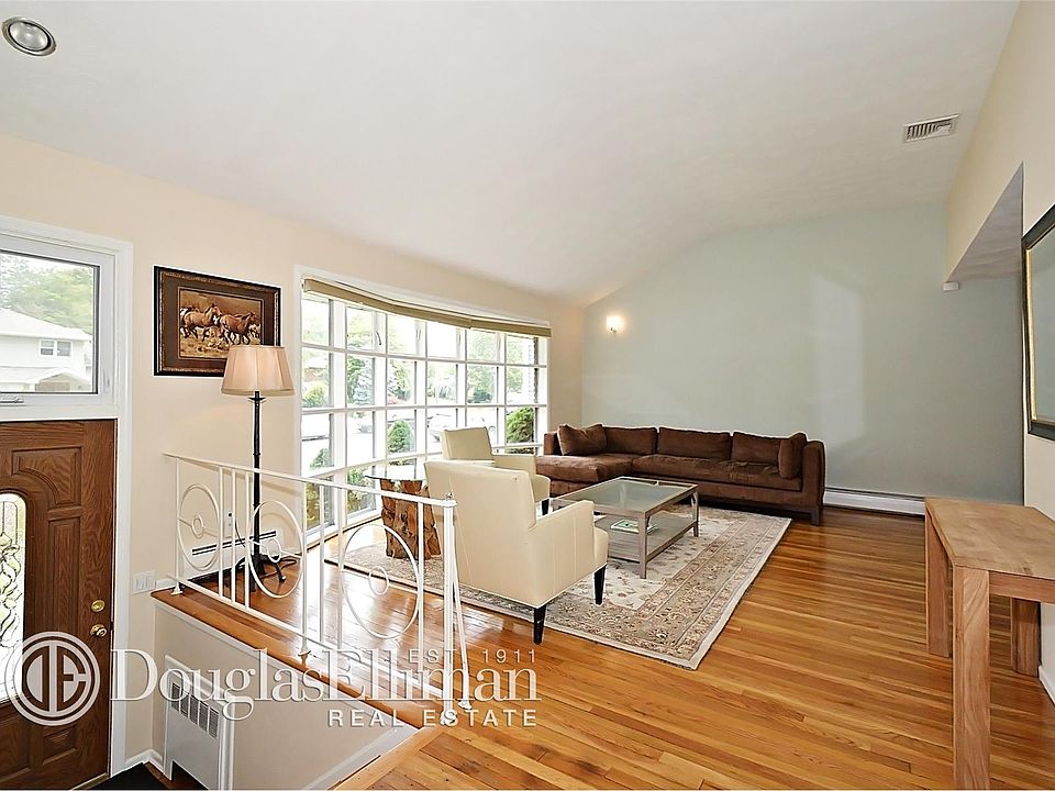 1st image of 935 Gloucester Ct