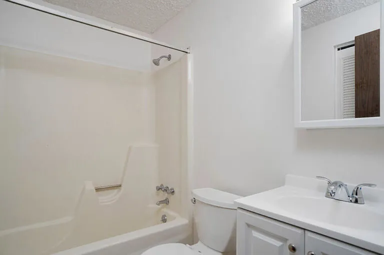 LaSalle West Apartments — Photo 10