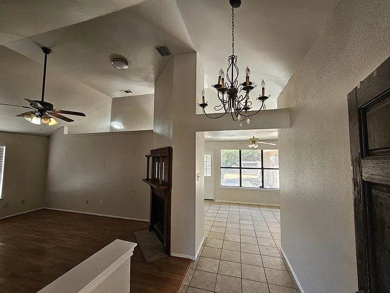 3813 Dorchester Dr — Photo 2