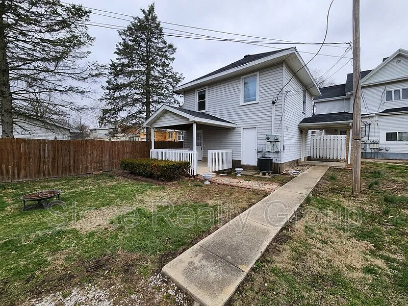 3 bed, 1.5 bath, $900 — Photo 1