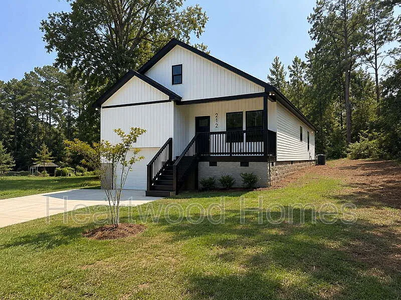 3 bed, 2.0 bath, 1282 sqft, $1,900 — Photo 2