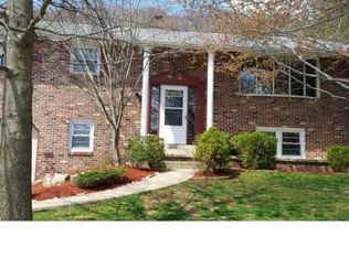 17 Ironstone Dr, Reading, PA 19606