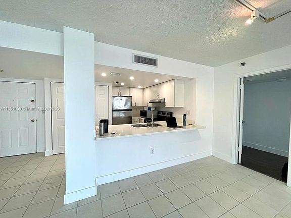 4th image of 540 Brickell Key Dr #1555