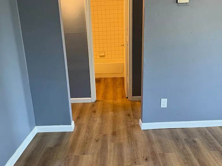 Versailles Apartments — Photo 4