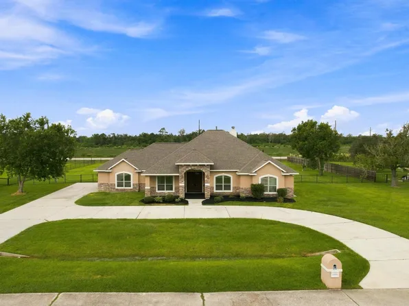 8999 Water Point Dr, Beach City, TX 77523