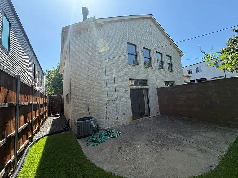 1927 Summit Ave — Photo 19