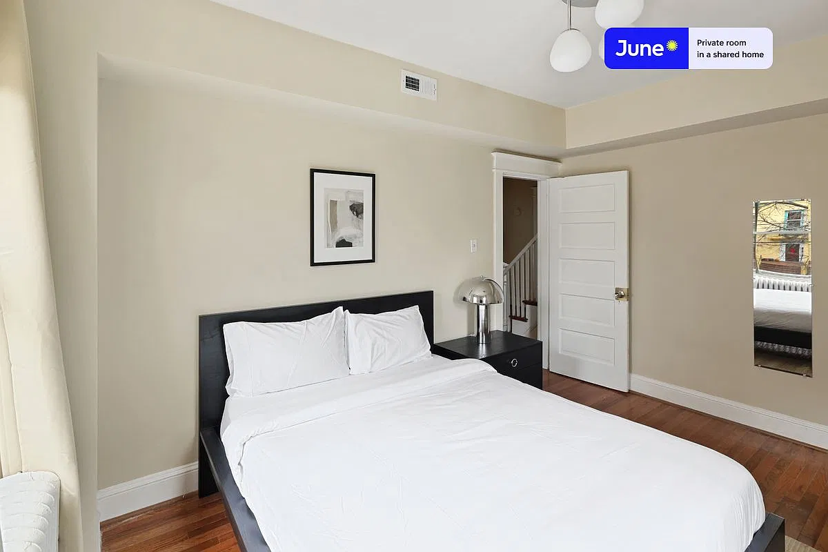 Queen bedroom in 5 bed/3 bath home in Brookland #866 B — Photo 3