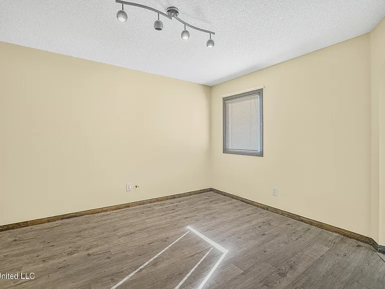4409 Shadow Wood Cir — Photo 29