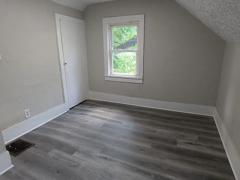 653 Sumner St — Photo 12