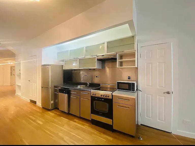 102 W 29th St #1 — Photo 1