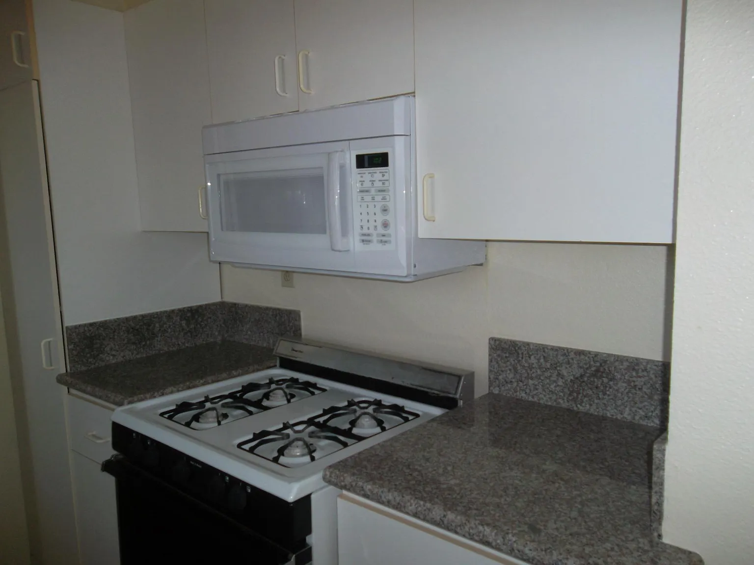 2 bed, 2.5 bath, 1400 sqft, $3,700 — Photo 4