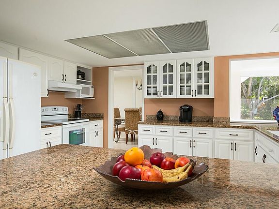 3rd image of 925 Reef Ln