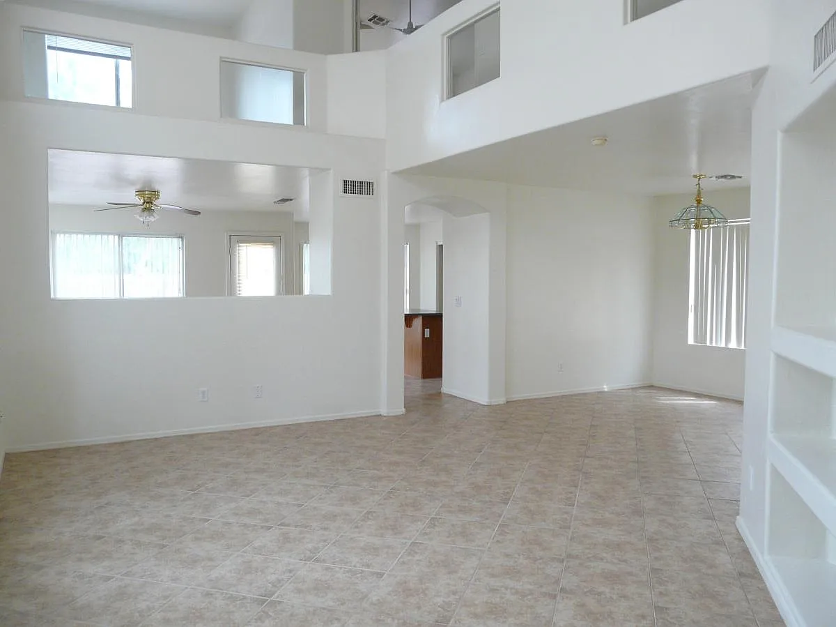 3 bed, 2.5 bath, 1900 sqft, $2,349 — Photo 3