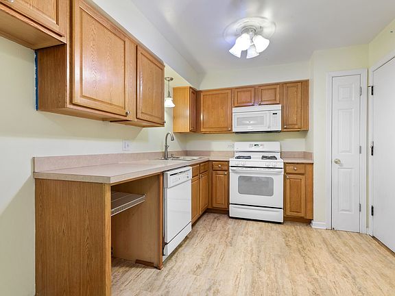 4th image of 531 Carlysle Dr APT 12