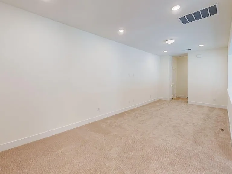 7033 Lathrop Ln — Photo 17