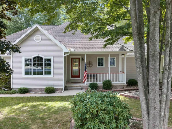 43 Sandy Ln, Gladstone, MI 49837