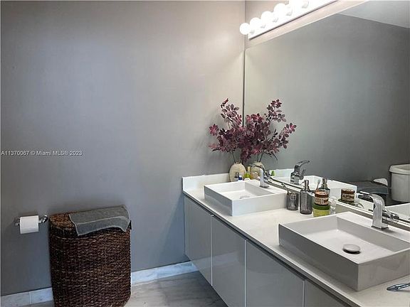 3rd image of 601 NE 36th St APT 1009