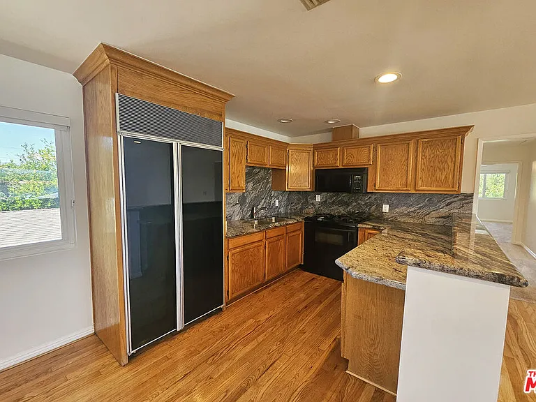 22040 Wyandotte St #UPSTAIRS — Photo 3