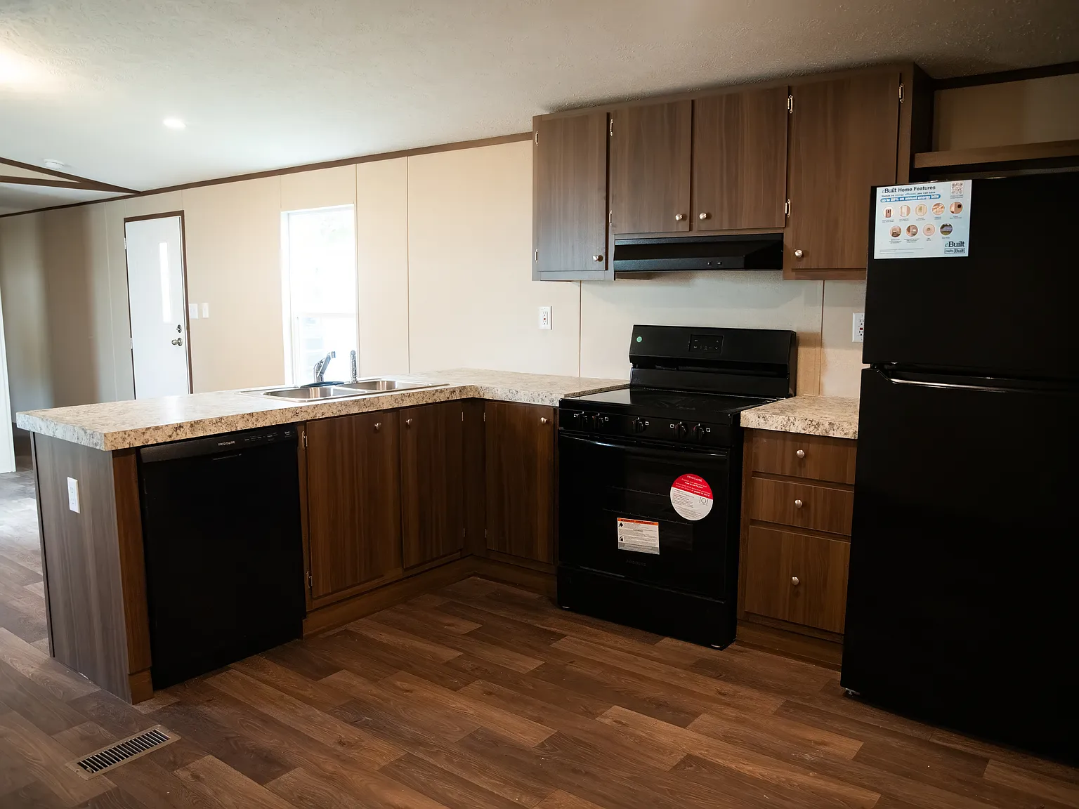 3 bed, 1000 sqft, $1,100 — Photo 2