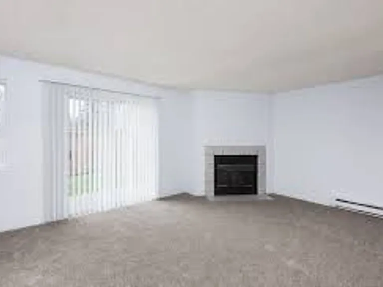 Hillview Apartments — Photo 29