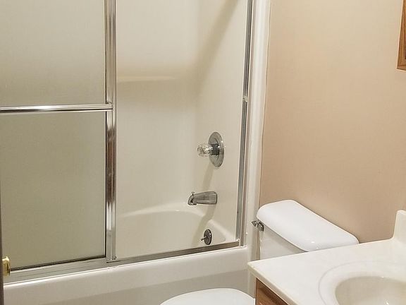 Full common bath/shower upstairs