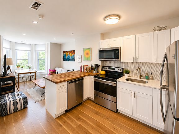 Kitchen open to the living room and offering a breakfast bar between