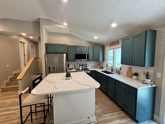 4th image of 10 Evergreen Ln