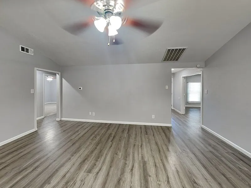 3 bed, 2.0 bath, 1672 sqft, $2,395 — Photo 2
