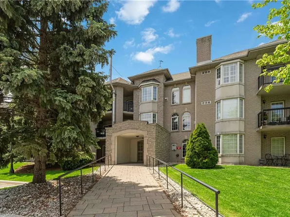 970 Golf Links Rd #205, Hamilton, ON L9K 1J8