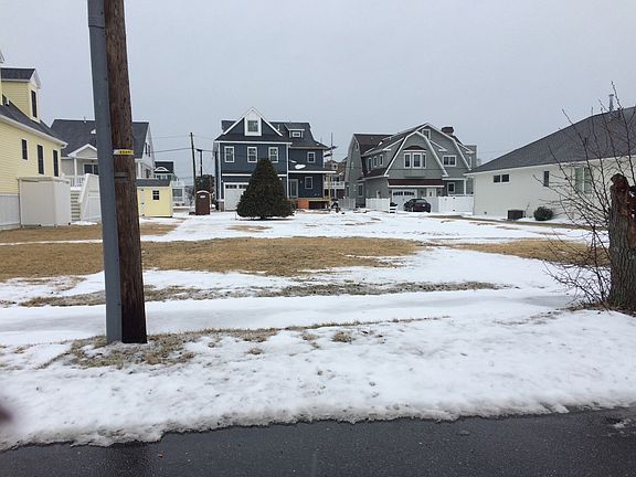 large lot facing Bay Ave.